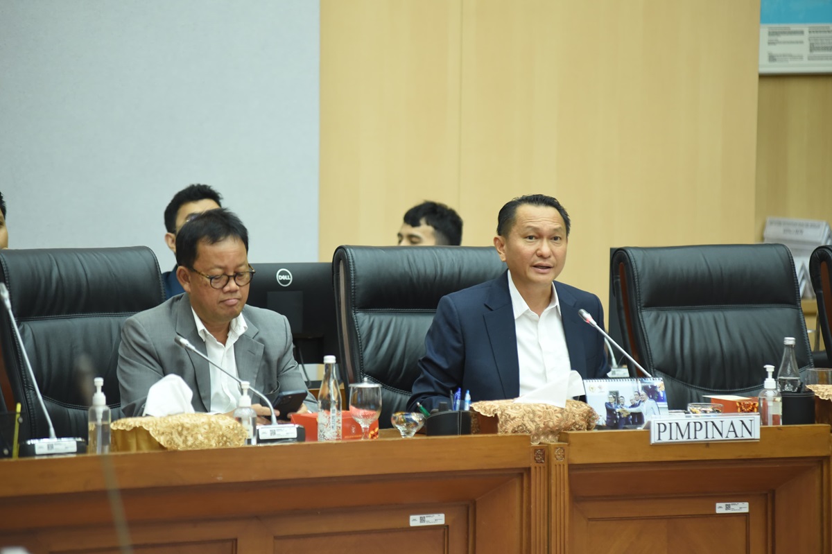 Ketua Komisi XII DPR RI Bambang Patijaya (kanan).
