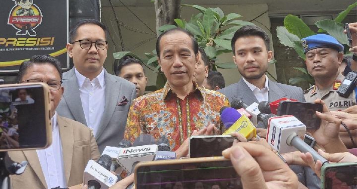 Jokowi memberikan keterangan pers kepada wartawan selesai melaporkan tuduhan ijazah palsu di Polda Metro Jaya. (FOTO: IST)