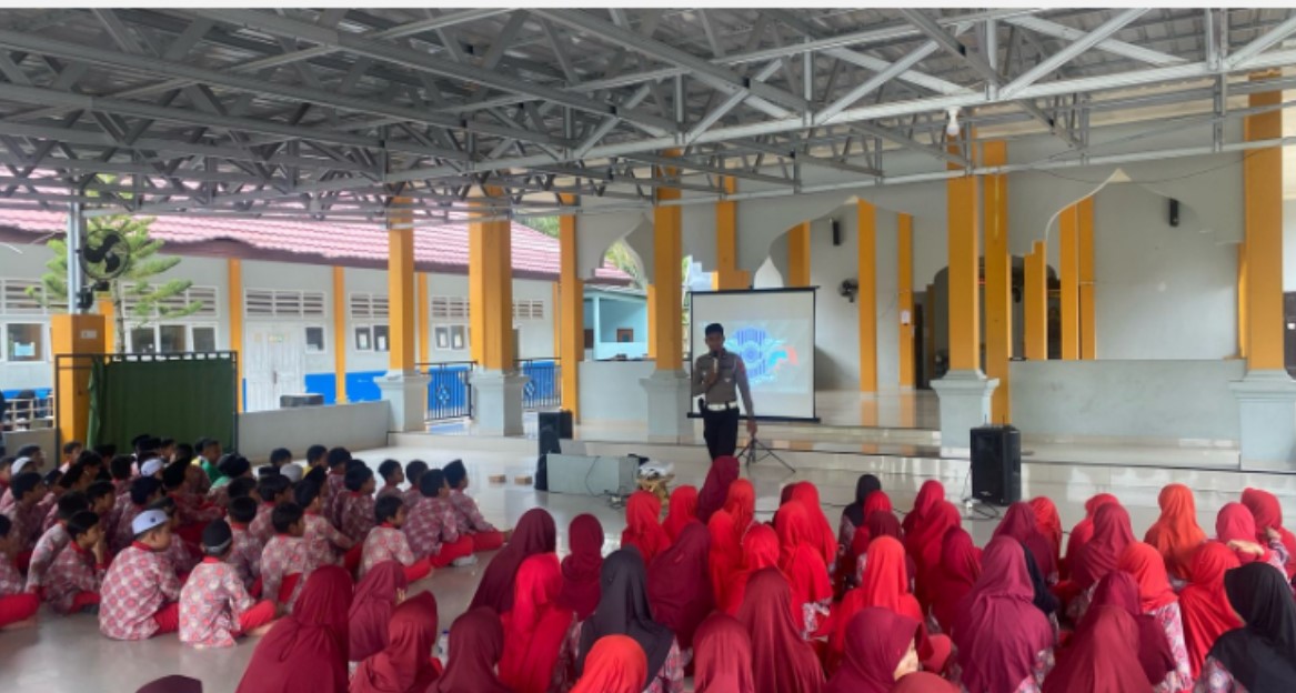 HINDARI PERUNDUNGAN: Personel Satlantas Polres PPU saat melakukan sosialisasi pentingnya anak menghindari perundungan di depan murid-murid SD IT Nurul Hikmah Penajam.