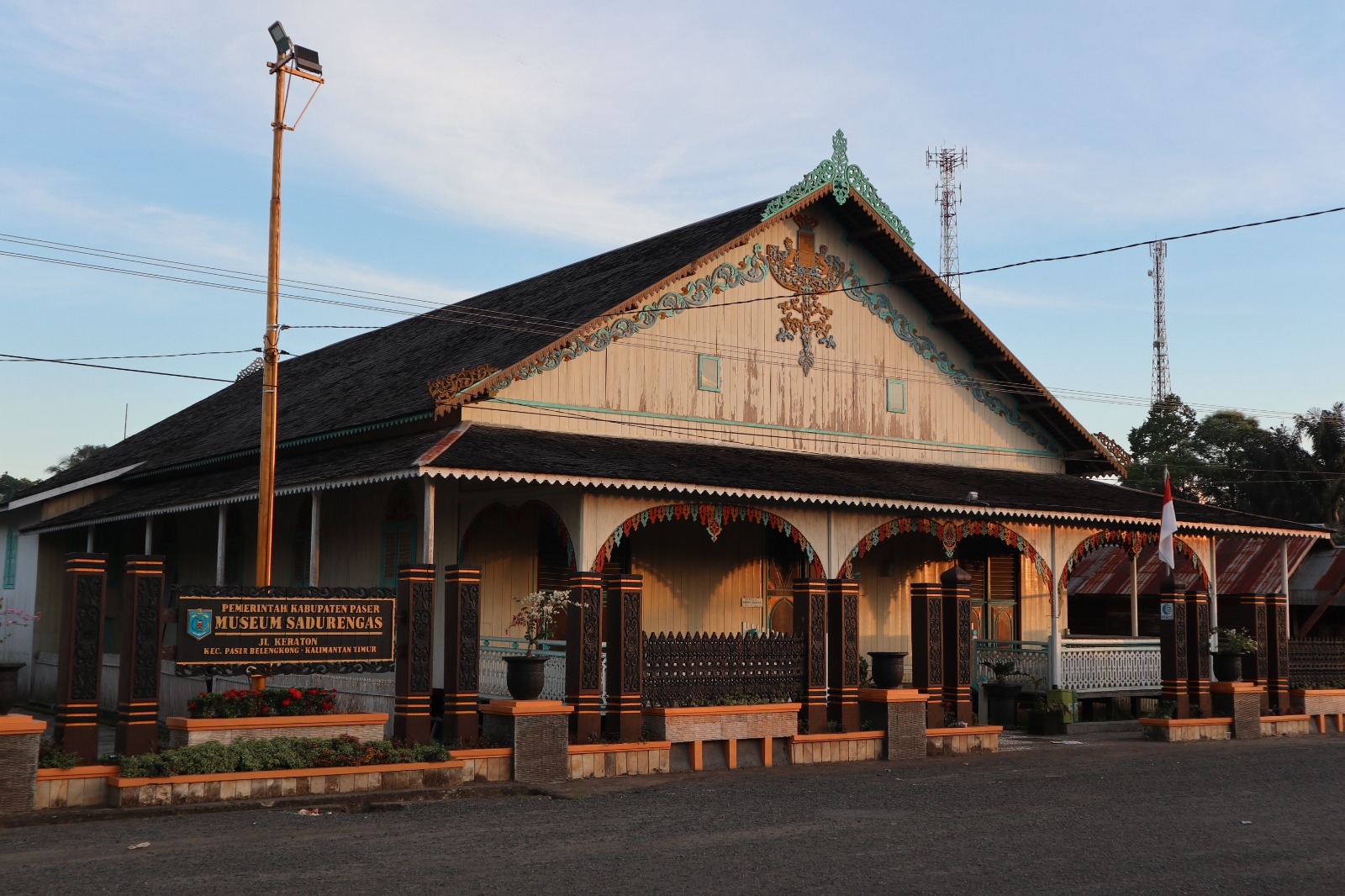 PENINGGALAN: Museum Sadurengas ini berada di Kabupaten Paser, dan menyimpan berbagai peninggalan etnis dan Kesultanan Paser. Museum ini ramai dikunjungi, terutama, saat hari libur.