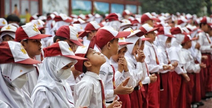 Ilustrasi upacara bendera saat peringatan Hari Pendidikan Nasional.