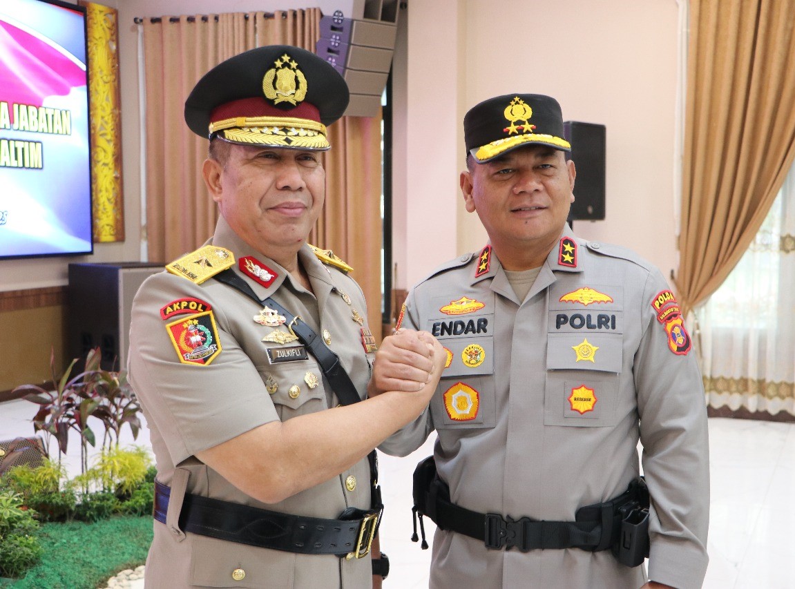 SERTIJAB: Brigjen Zulkifli (kiri) bersama Irjen Endar Priantoro, Kamis (1/5).