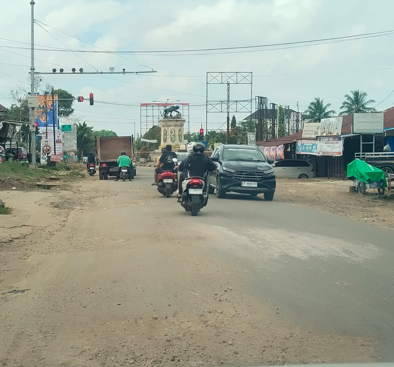 MASALAH: Kawasan jalan bundaran lampu merah Simpang Raya, Kutai Barat yang kembali berlubang. (FOTO K SUNARDI/KP)