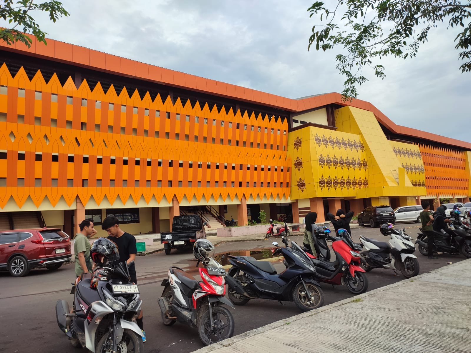 Kawasan Stadion Sadurengas di Kecamatan Tanah Grogot ini memang jadi pusat keramaian masyarakat untuk berolahraga beberapa tahun terakhir.