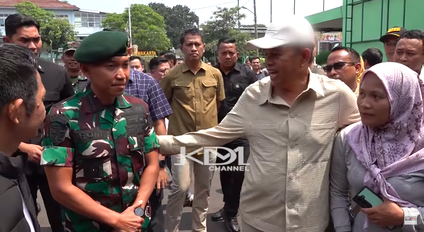 Kang Dedi Mulyadi saat menghadiri program pendidikan khusus anak di barak militer.