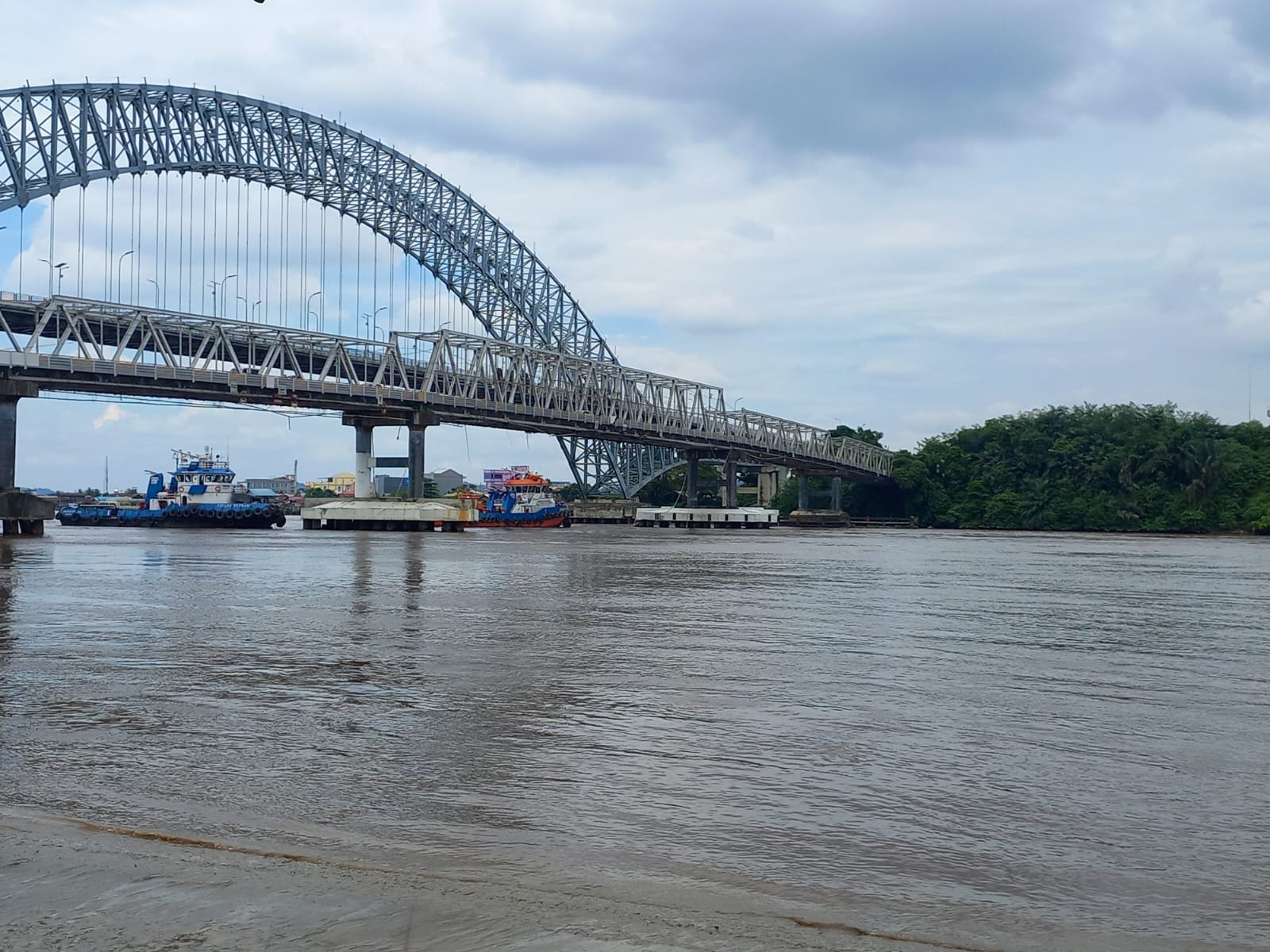Desakan ini muncul setelah kembali terjadi insiden tongkang menabrak pilar jembatan&mdash;insiden ke-23 sejak jembatan tersebut diresmikan pada 1986. (DOK/KP)