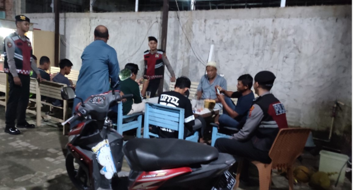 SAMBANG MALAM: Personel Sat Samapta Polres PPU sambang malam ke sejumlah titik rawan premanisme. Imbau warga segera lapor jika mendapati aksi yang mengganggu kamtibmas.