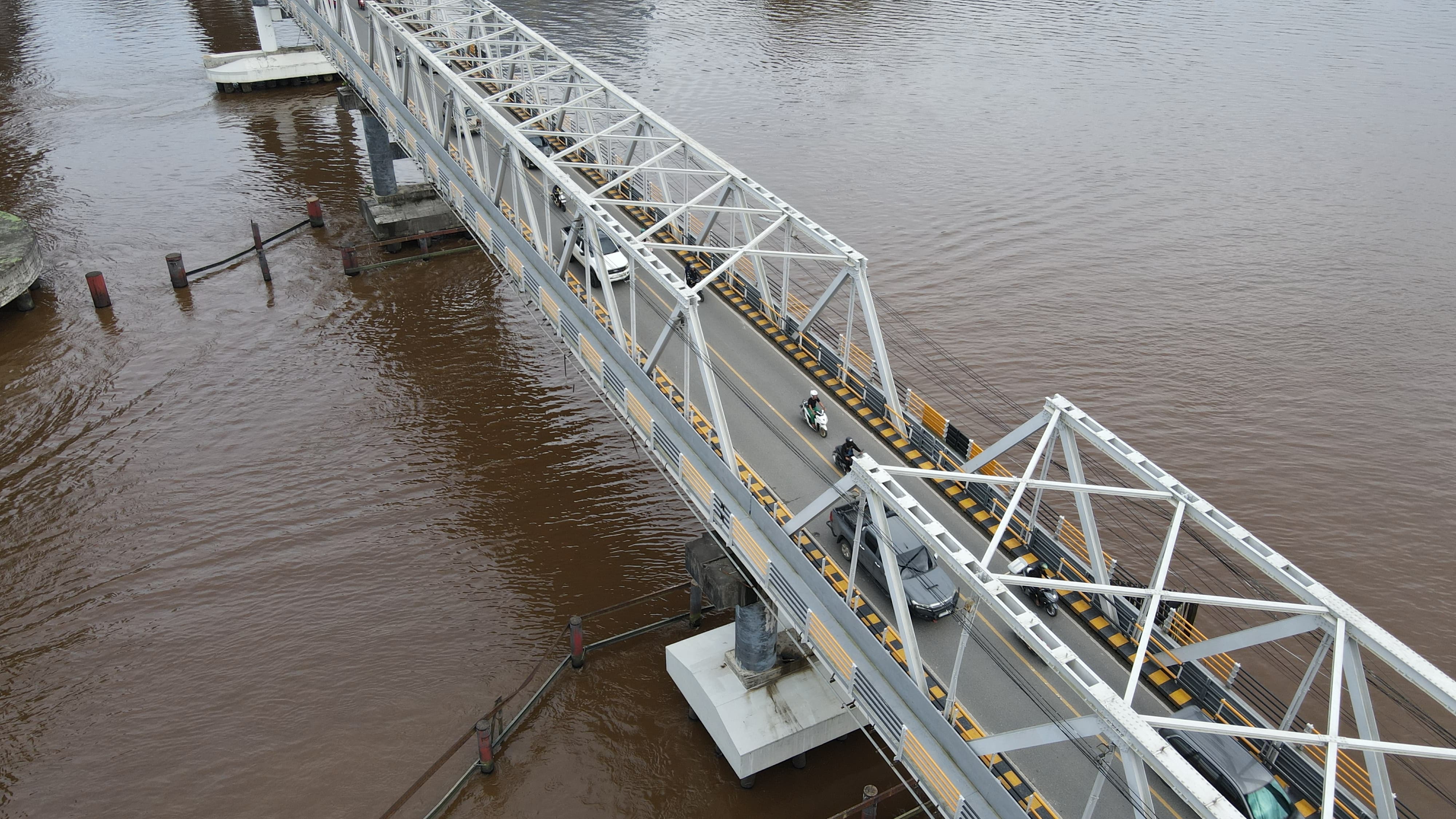 JANGAN DIANGGAP REMEH: Jembatan Mahakam sudah 23 kali ditabrak oleh tongkang bermuatan. Kerusakan fender pun dinilai bisa mengancam keamanan konstruksi jembatan. (FOTO RAMA SIHOTANG/KP)