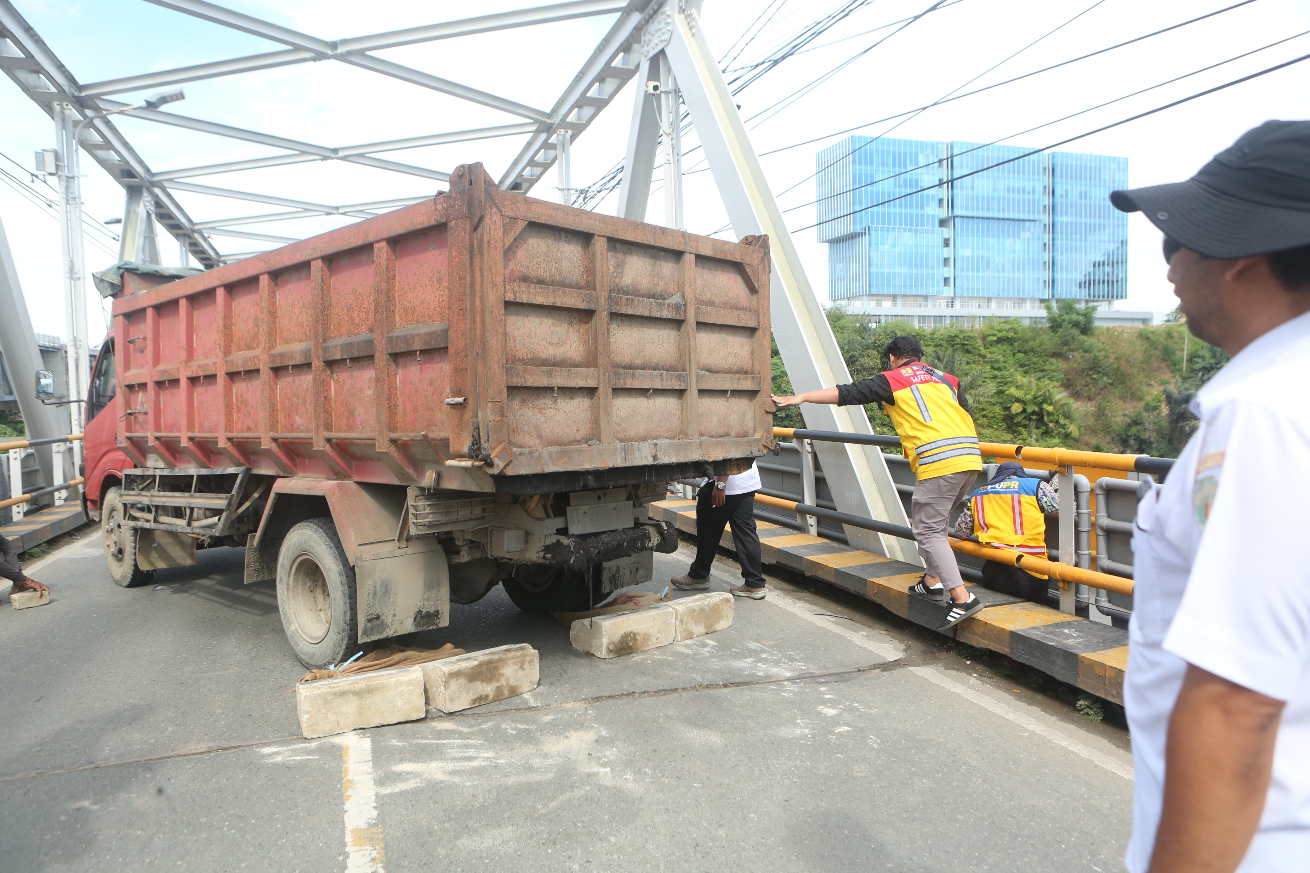INVESTIGASI: Tim dari pusat tengah melakukan uji dinamis pada Jembatan Mahakam Samarinda. (FOTO RAMA SIHOTANG/KP)