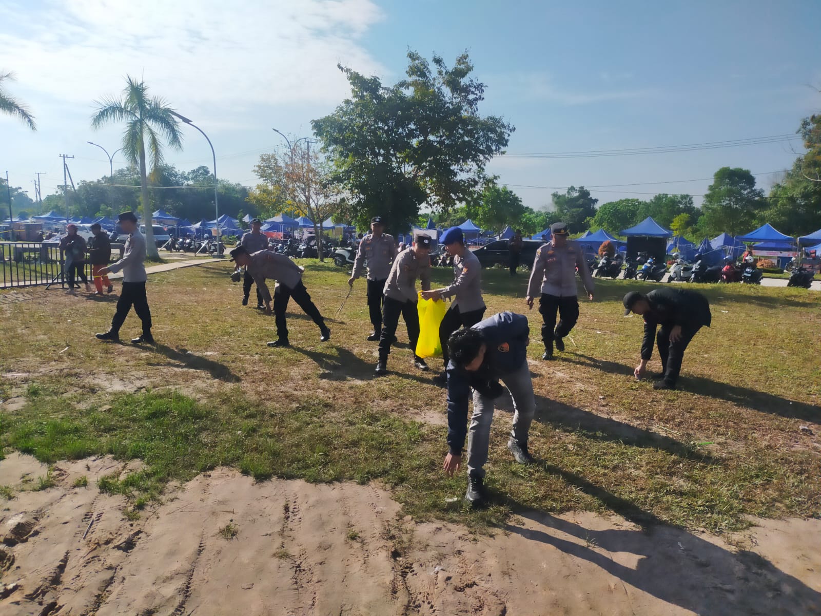 Peringati Hari Buruh, Polres PPU bersihkan Stadion Penajam bareng warga.