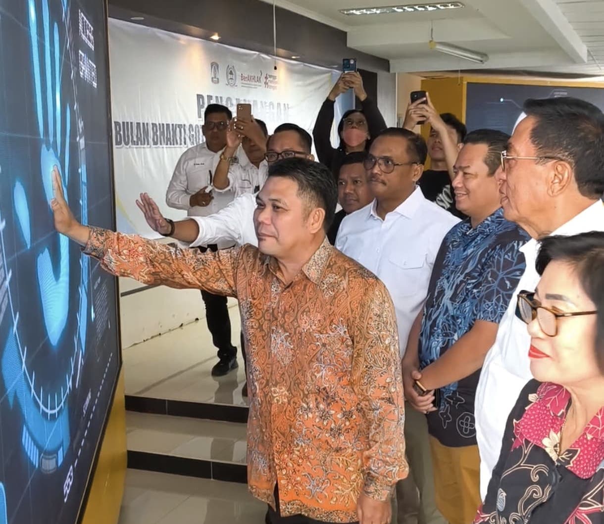 Asisten Tata Pemerintahan Kota Balikpapan Zulkifli membuka kegiatan BBGRM yang ditandai peletakan tangan di layar monitor.&nbsp;