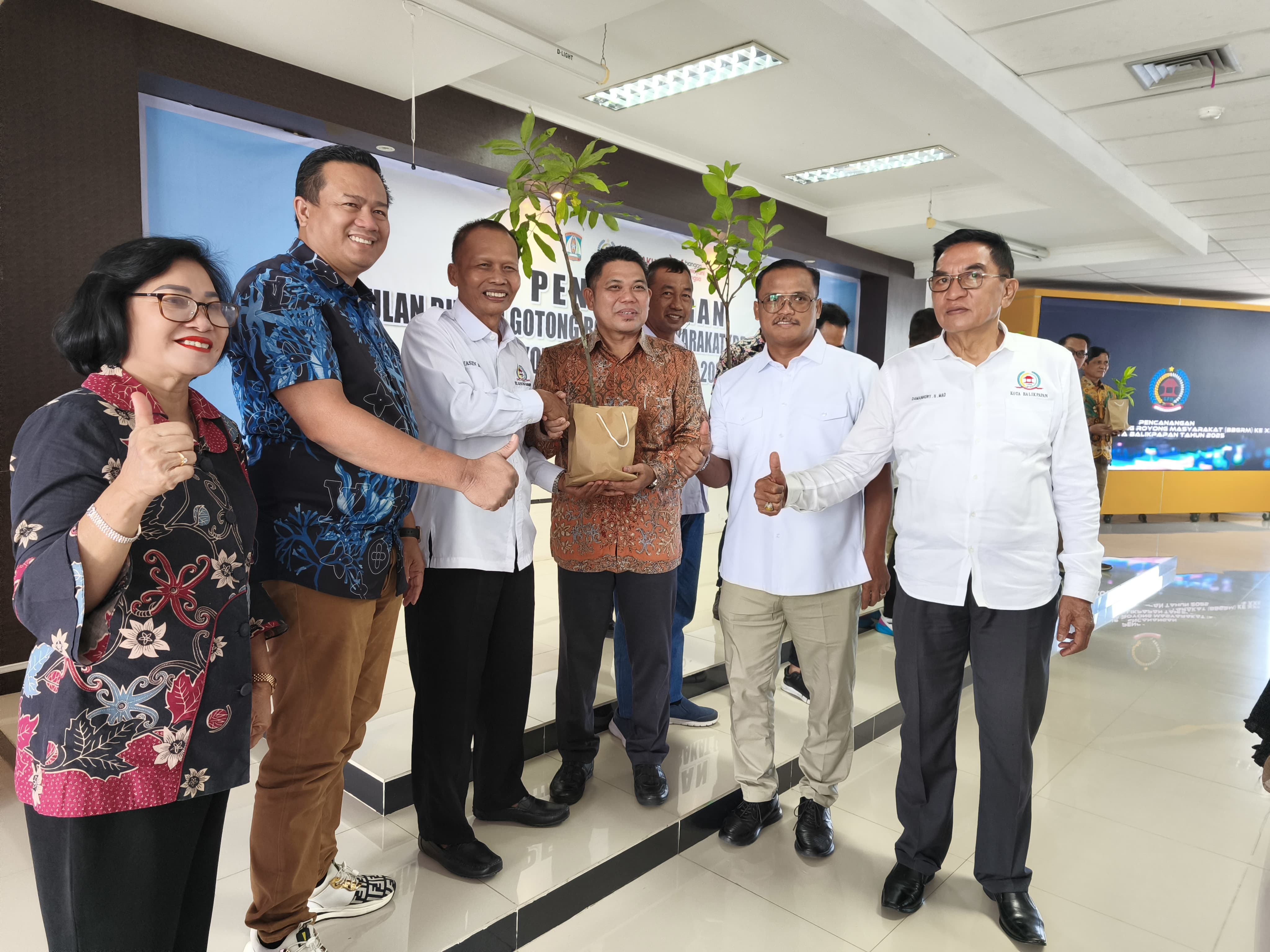 Penyerahan bibit tanaman kepada perwakilan Kelurahan Gunung Samarinda yang merupakan juara satu BBGRM tahun 2024.