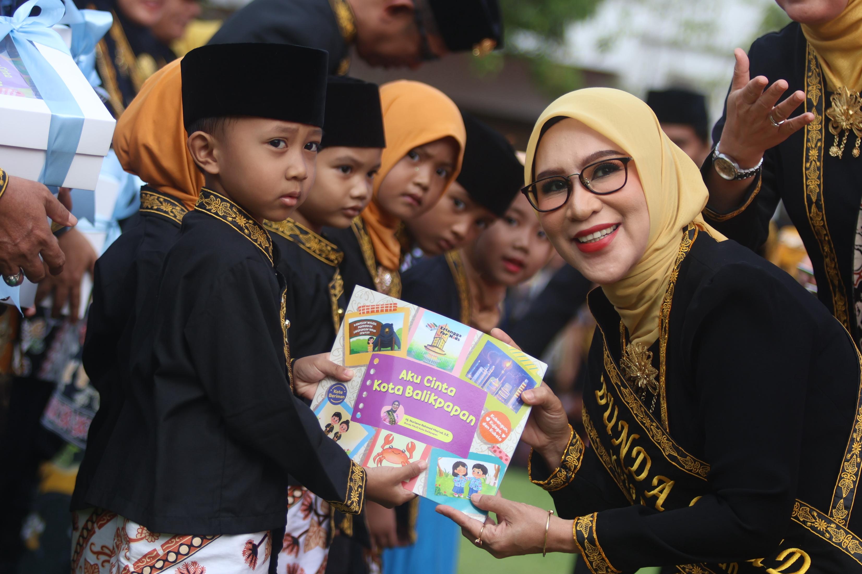 EDUKASI: Nurlena Rahmad Mas&rsquo;ud saat peluncuran buku Aku Cinta Kota Balikpapan bertepatan momen Hardiknas 2025. (FOTO ANGGI PRADITHA/KP)