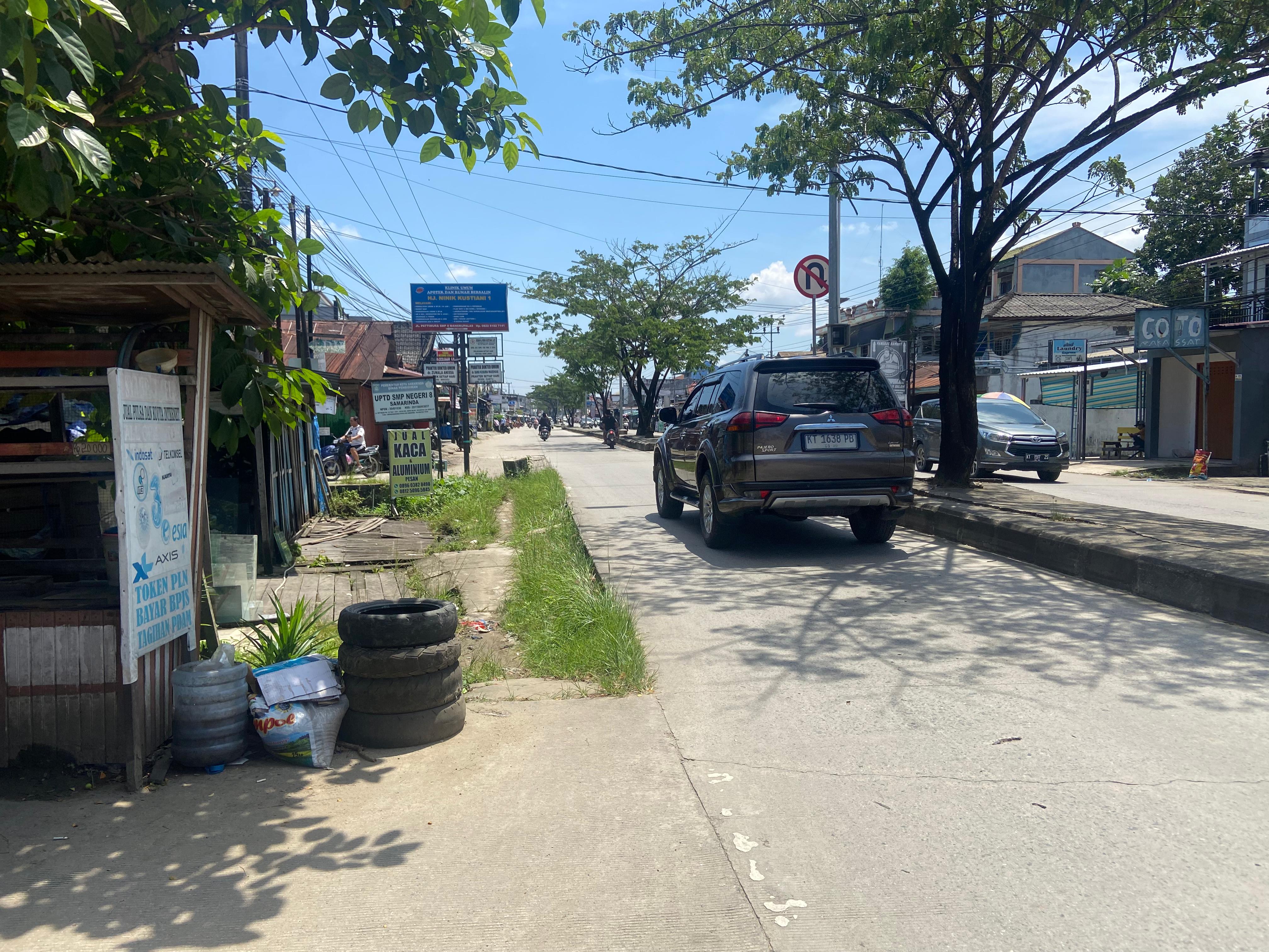 MENANTI PEMBANGUNAN: Salah satu spot jalan yang terputus di Jalan Pattimura Kelurahan Rapak Dalam, Kecamatan Loa Janan Ilir, masih belum dibangun, Minggu (4/5).