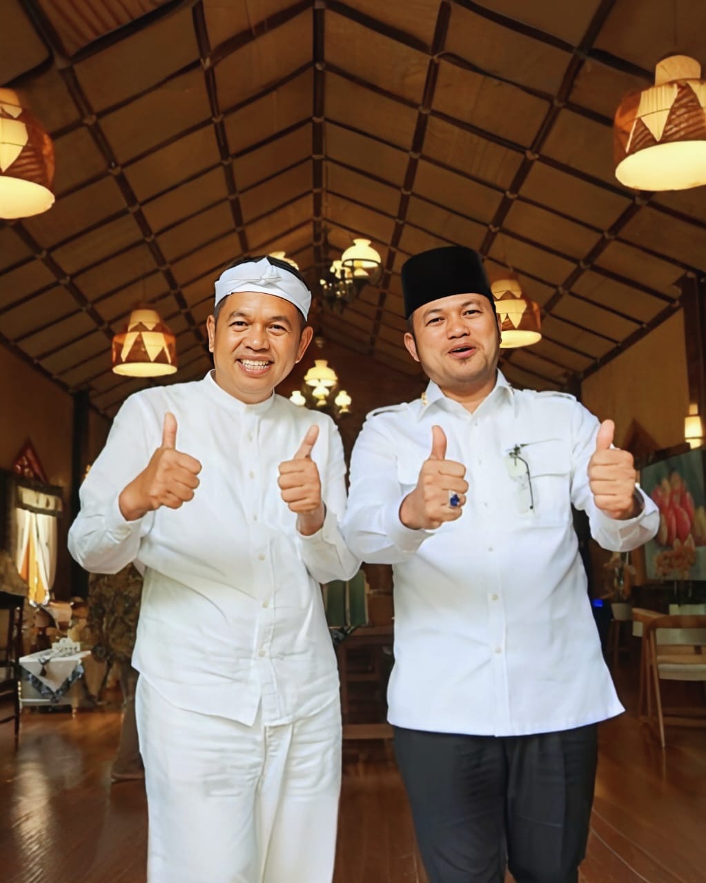 SOWAN: Dedi Mulyadi (kiri) dan Rudy Mas&rsquo;ud di Lembur Pakuan, Kabupaten Subang.