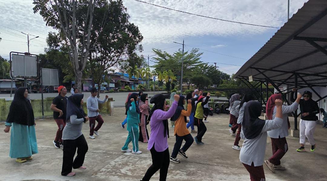 BEROLAHRAGA: Warga lansia di Bontang Lestari mengikuti program senam untuk menjaga kebugaran.