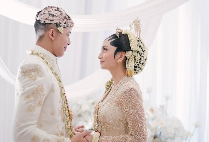 Mengusung adat Jawa Solo, aktris Valerie Tifanka resmi menikah dengan anggota Polri Mochammad Andhika di Hotel Ritz Carlton Jakarta, Sabtu (3/5).