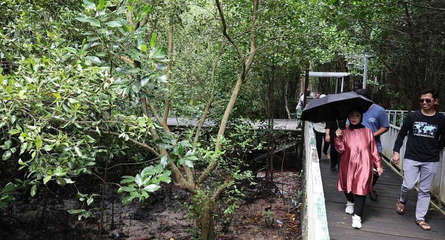 Wali Kota Bontang Neni Moerniaeni (kiri) memantau kondisi destinasi wisata Mangrove Edu Park Berbas Pantai. (ADIEL KUNDHARA/KP)