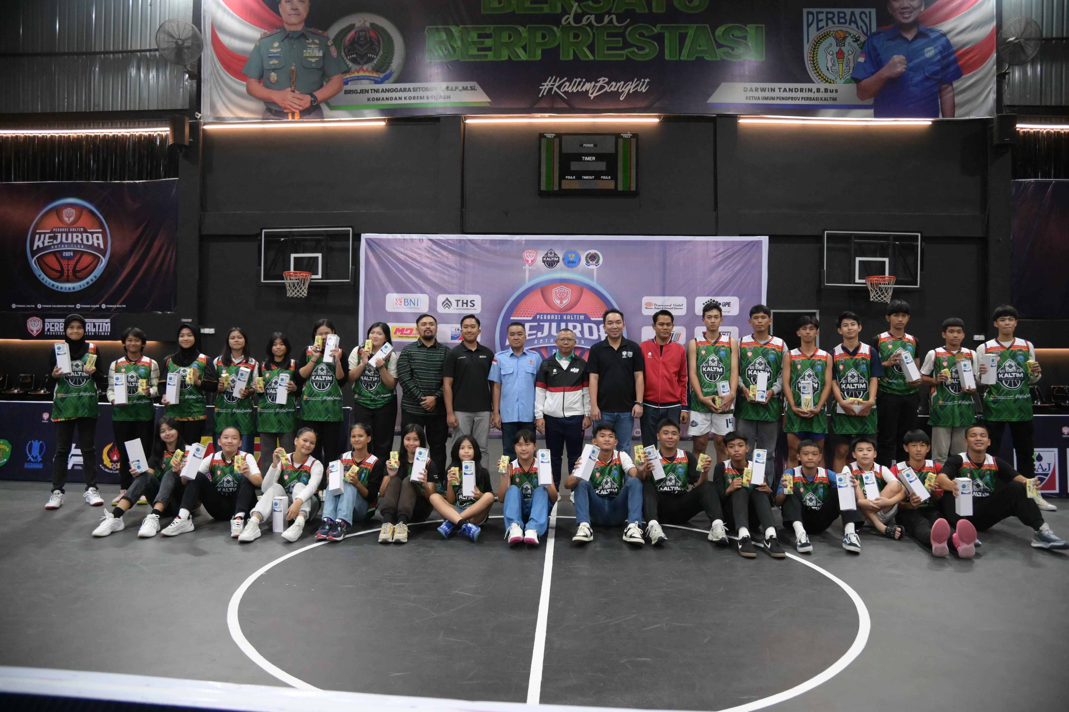 Bluefin Samarinda mengawinkan gelar juara kejurprov KU-18 beberapa waktu lalu. Kedua tim ini dipastikan siap berpartisipasi di kejurprov di Balikpapan Juni mendatang.