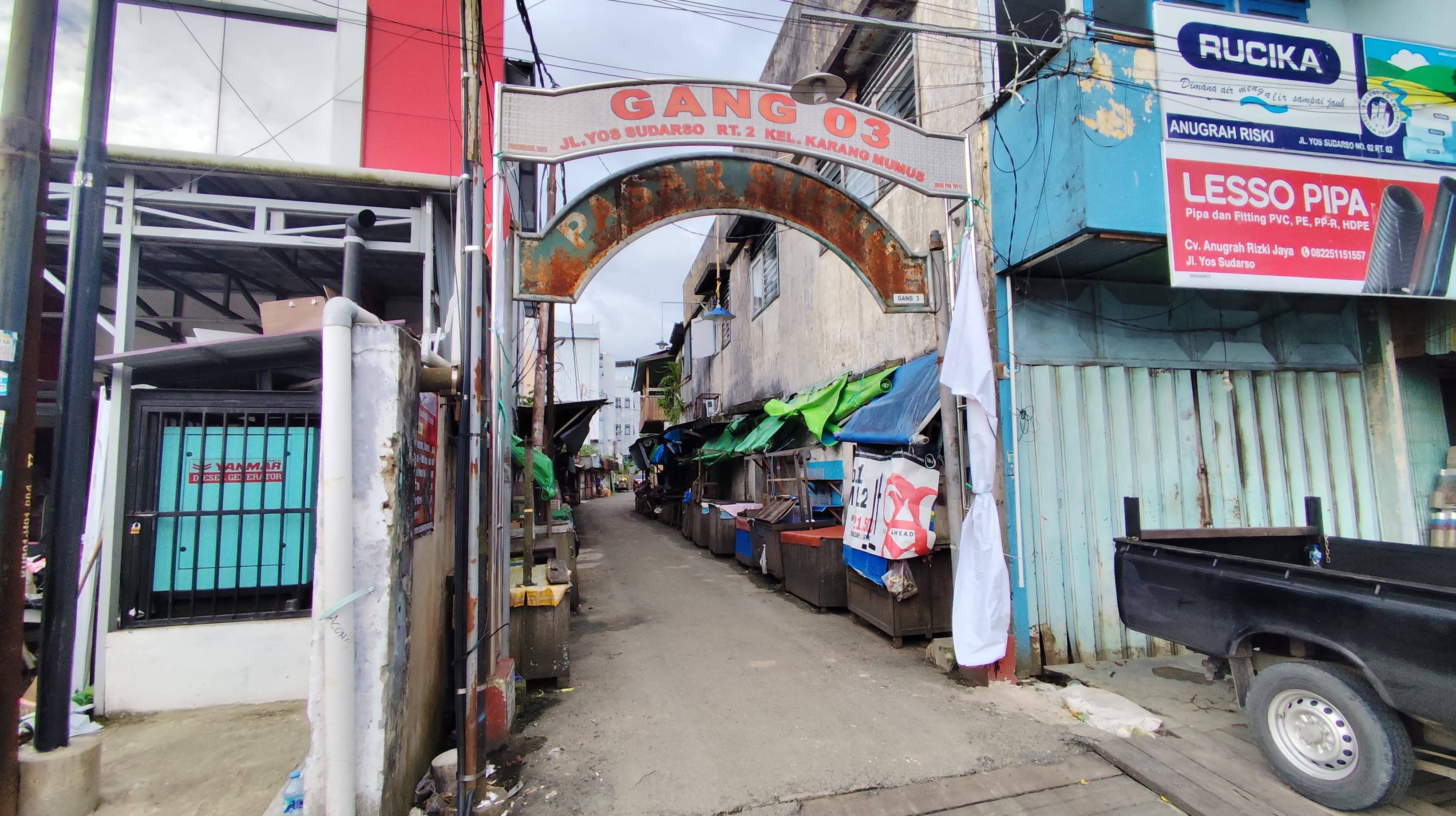 TAK BERIZIN RESMI: Kawasan gang buntu ini, menjadi lokasi Pasar Subuh yang digelar dari dini hari hingga sekitar pukul 09.00 Wita, Minggu (4/5). (FOTO DENNY SAPUTRA/KP)