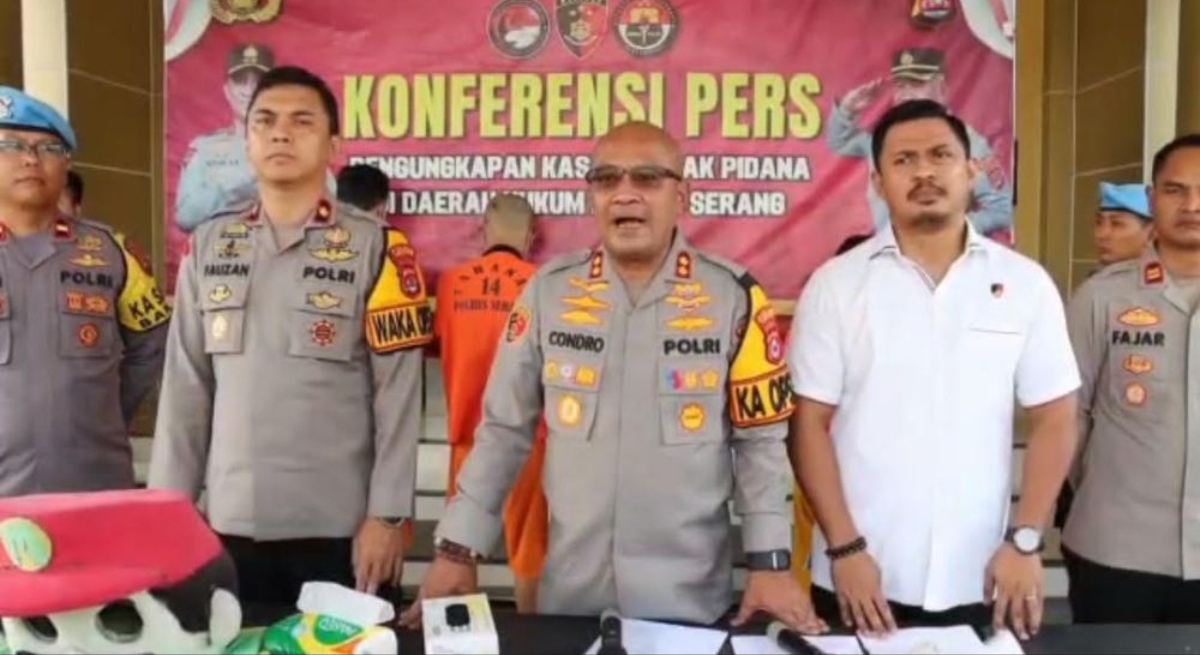Kapolres Serang AKBP Condro Sasongko saat menjelaskan kasus penipuan yang dilakukan tiga warga Serang, Banten. (FOTO: IST)