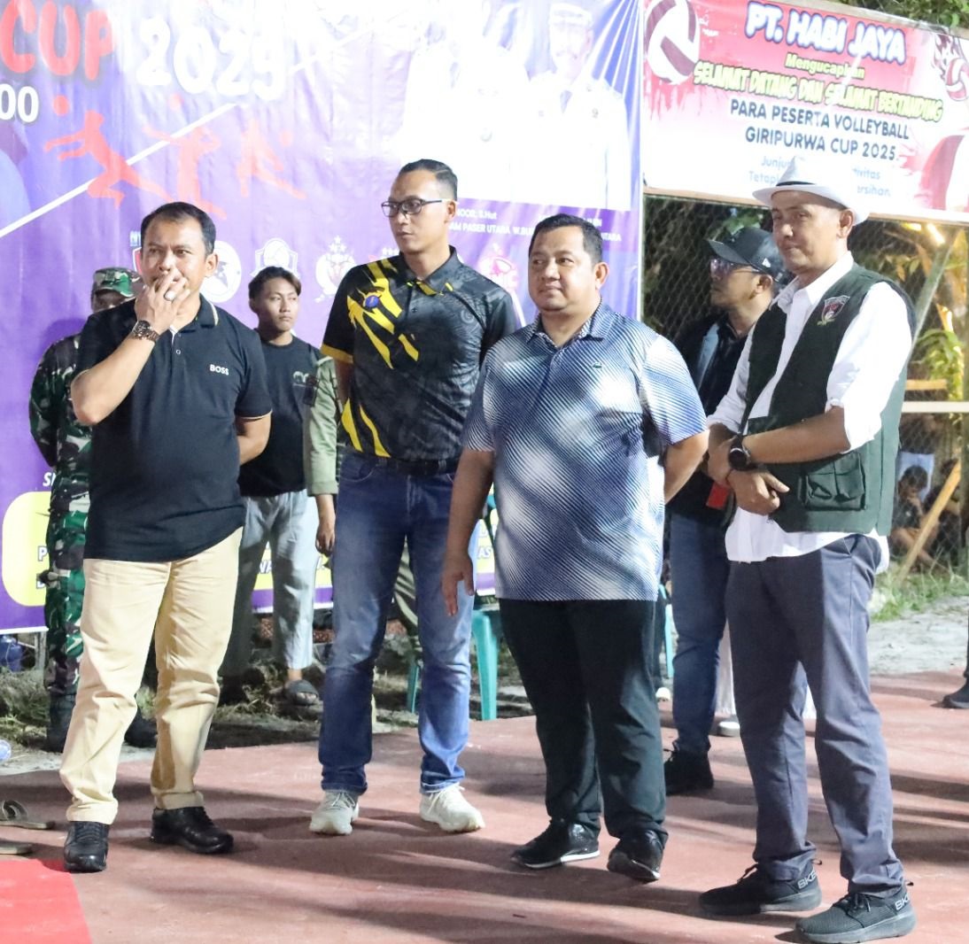 DAMPINGI: Kapolres PPU, AKBP Andreas Alek Danantara (berkacamata) mendampingi Bupati PPU, Mudyat Noor (dua kanan) meresmikan Turnamen Voli Giripurwa.