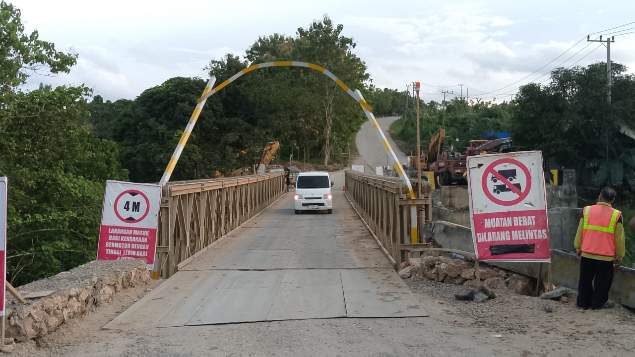 Jembatan Busui di Batu Sopang yang ambruk dihantam truk semen kini dibangun jembatan bailey.
