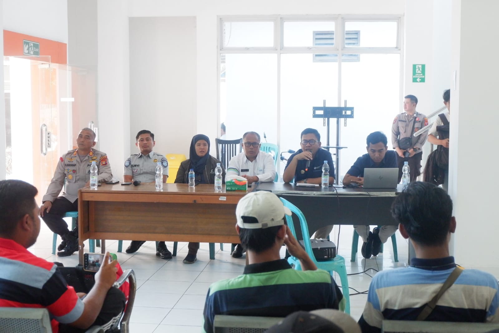 FASILITAS: ASDP bersama PT Sadena Mitra Bahari serta pihak asuransi menemui para penumpang korban KMP Muchlisa yang tenggelam di perairan PPU.