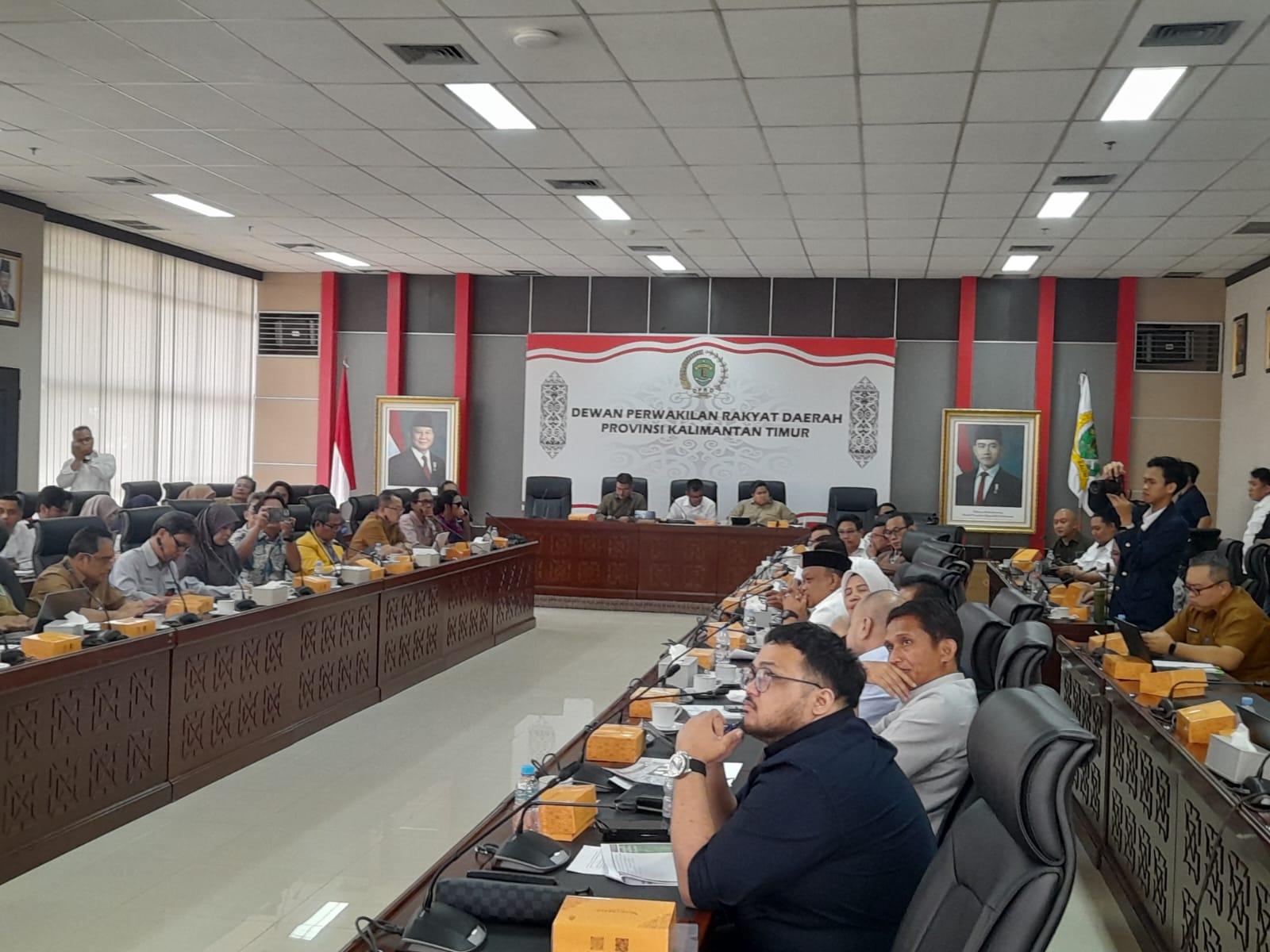 DPRD Kaltim menggelar rapat lintas komisi membahas penanganan tambang ilegal di KRUS Samarinda, Senin (5/5/2025). (Bayu/KP)