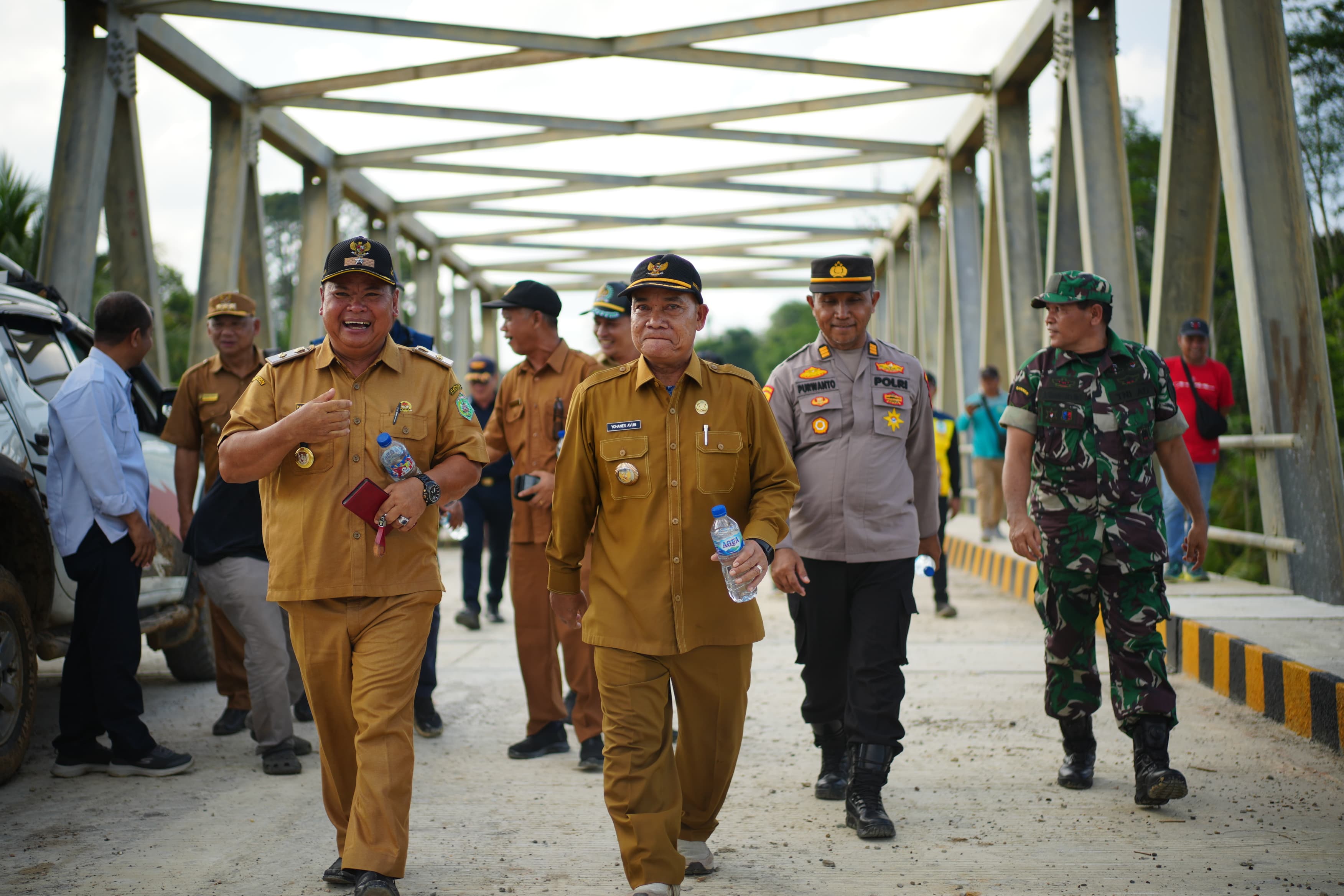Wakil Bupati Mahulu Drs Yohanes Avun menginspeksi panjang Jembatan Sungai Ratah usai mendengarkan penjelasan BBPJN terkait kelengkapan, Selasa (6/5). (JODY KRISTIANTO/KP)