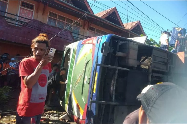 Kondisi bus yang mengalami kecelakaan Tunggal terguling di dekat Terminal Bukit Surungan, Padang Panjang, Sumatera Barat, Selasa (6/5) pagi.