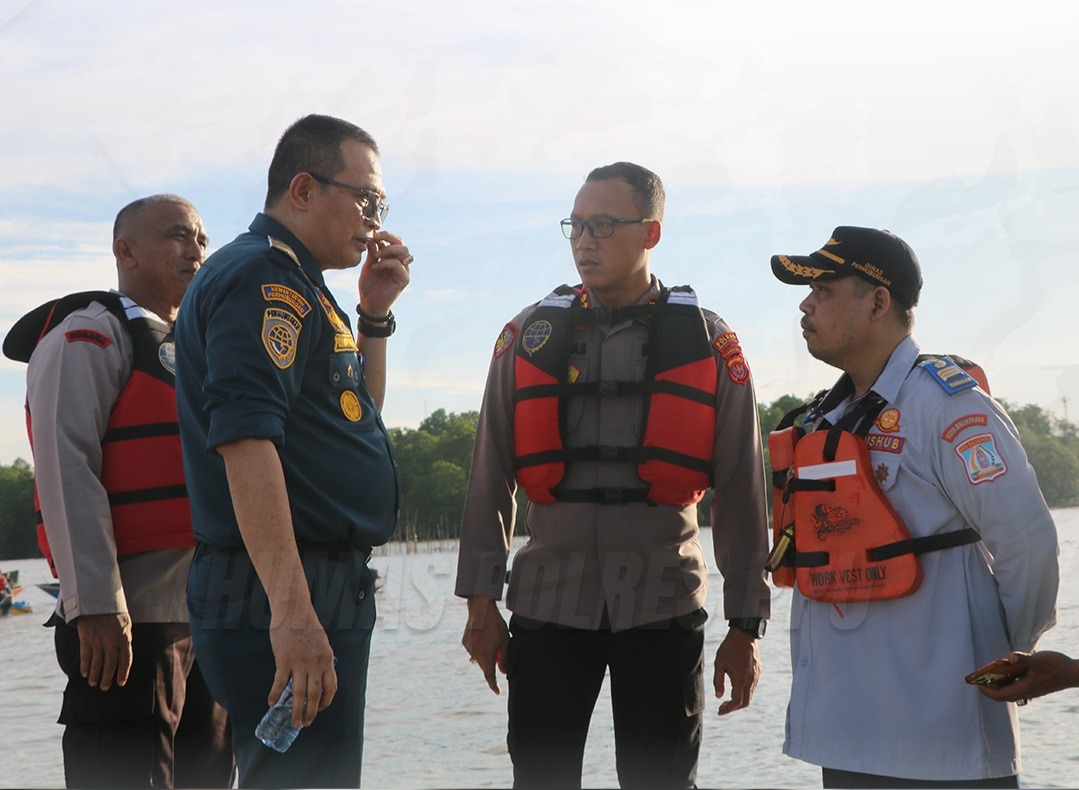 Kapolres PPU, AKBP Andreas Alex Danantara (dua kanan) saat memantau proses evakuasi tenggelamnya KMP Muchlisa di Teluk Balikpapan.