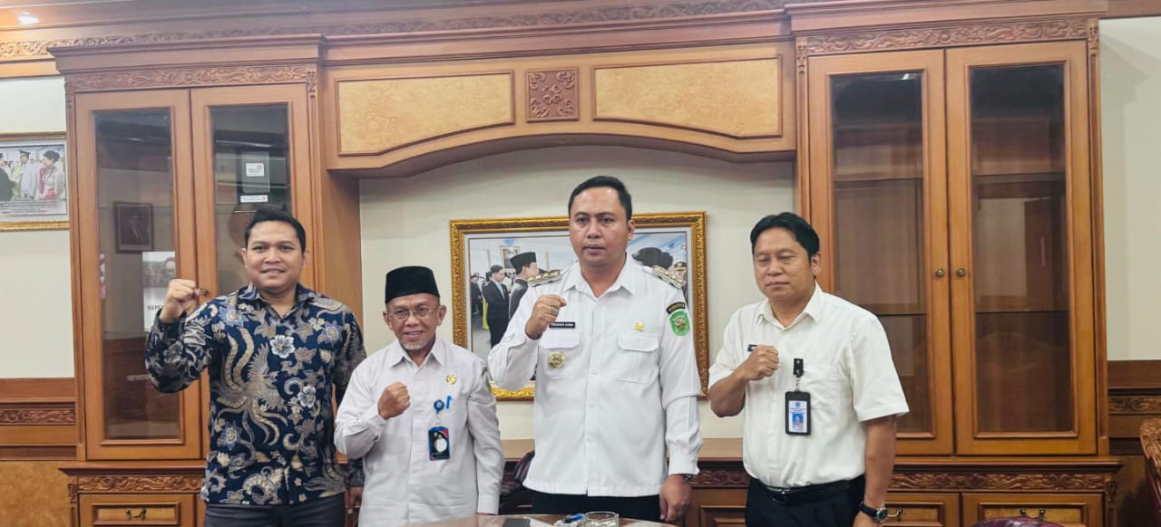 PERSIAPAN: Langgeng Asmara (kiri) saat berkoordinasi dengan Bupati Kubar Frederick Edwin (dua kanan).