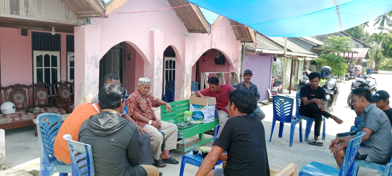 Suasana di depan rumah duka Ilham Suharto di Kompleks Perumahan Nenang Permai, Jl. Propinsi, Km 4, Kelurahan Nenang, Penajam, PPU.
