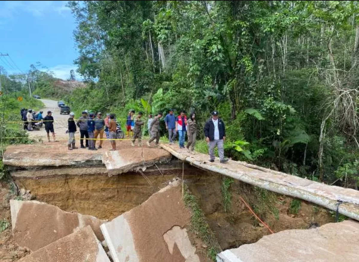 Akses jalan Talisayan ke Tanjung Redeb, Berau yang sempat terputus akhirnya terhubung kembali setelah Pemprov Kaltim melakukan perbaikan darurat. (FOTO: IST)