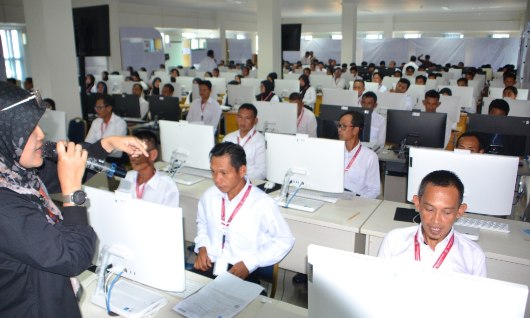TELITI: Para honorer di Pemkab Paser mengikuti seleksi P3K tahap II pada Minggu dan Senin kemarin.