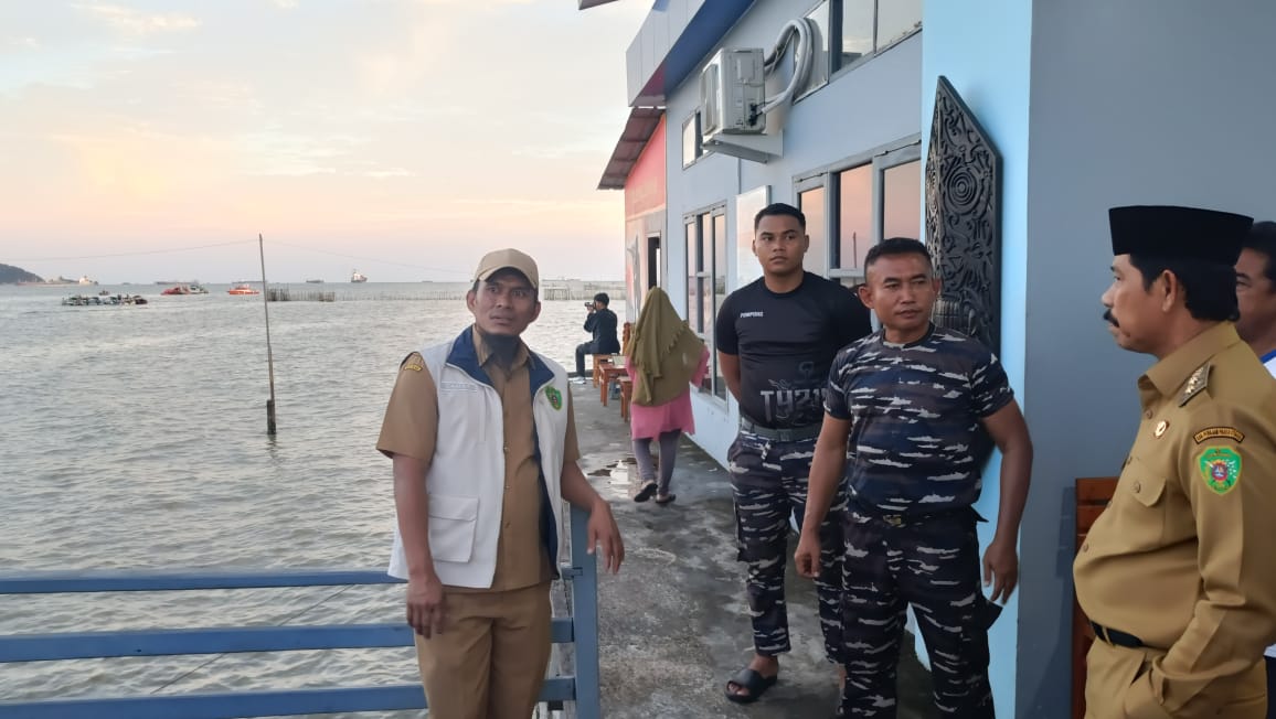 Wakil Bupati PPU, Abdul Waris Muin (kanan) saat berada di Posal Penajam, dan menyarankan investigasi dan perbaikan sistem pasca-tenggelamnya KMP Muslicha di Teluk Balikpapan.