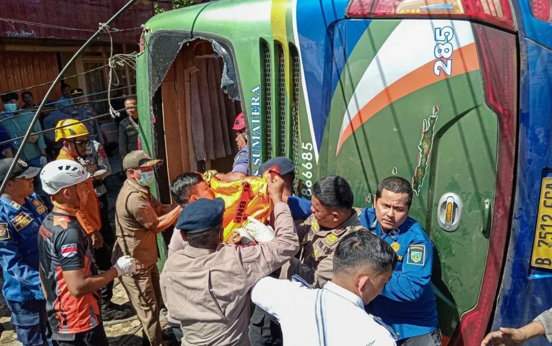 TRAGIS: Bus ALS kecelakaan tunggal di Padang Panjang, Selasa pagi, 6 Mei 2025.
