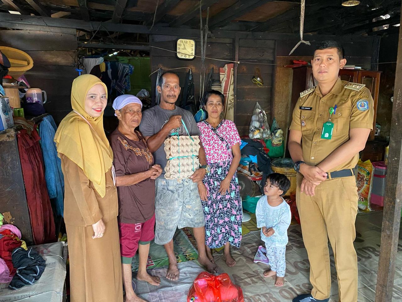 Kelurahan Berbas Pantai melakukan upaya turun lapangan untuk memastikan data warga miskin yang dihimpun pengurus RT valid. (ADIEL KUNDHARA/KP)