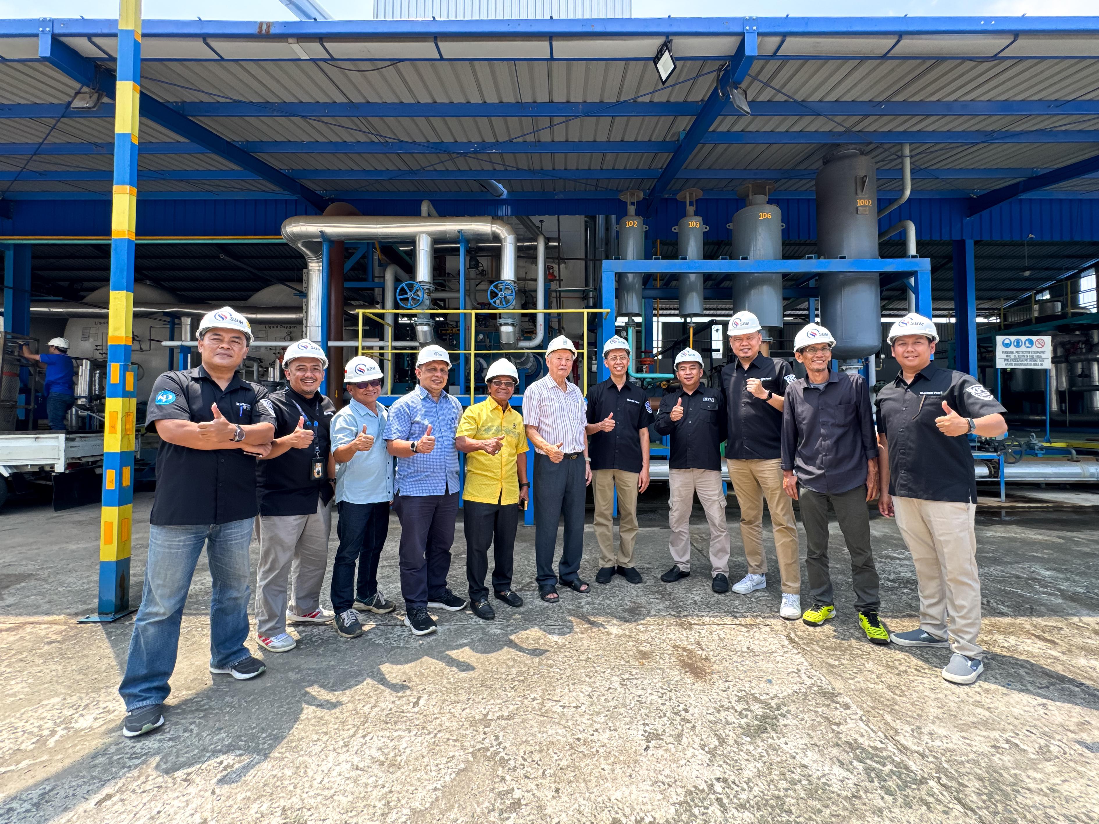 Manajemen Kaltim Post Group yang dipimpin CEO Ivan Firdaus mengunjungi kantor sekaligus pabrik PT Surya Biru Murni Acetylene Tbk di Balikpapan Timur, Selasa (6/5).