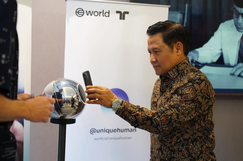 Pemindaian data melalui Orb dari Worlcoin.