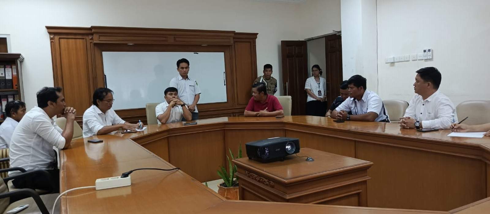 MASIH BERPROSES: Forum R2 dan R3 Kubar saat melakukan audiensi dengan BKPSDM Kubar. (FOTO K SUNARDI/KP)