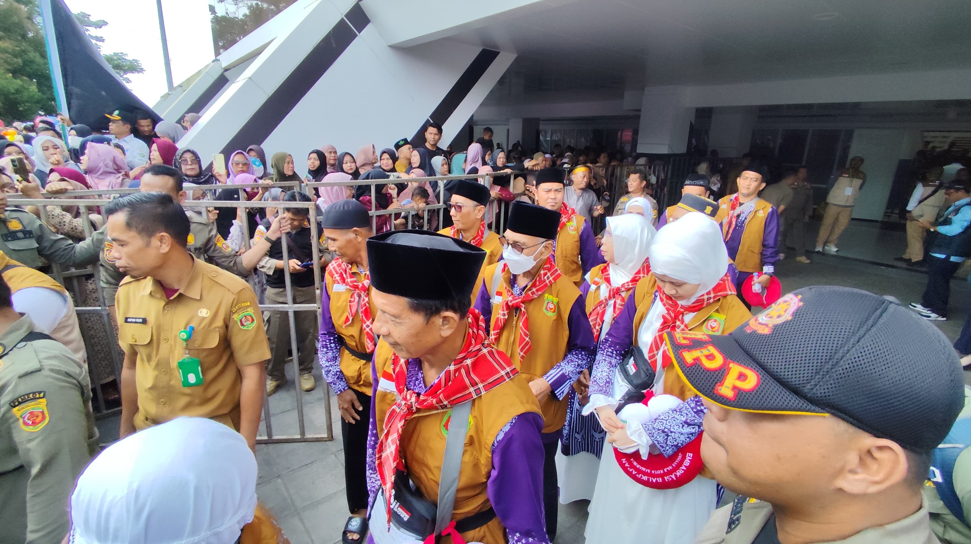 SIAP BERANGKAT: Beberapa jamaah mengantre baik bus, sebelum berangkat menuju Asrama Haji Balikpapan, dalam seremonial pelepasan di GOR Segiri, Selasa (6/5). (FOTO&nbsp;DENNY SAPUTRA/KP)