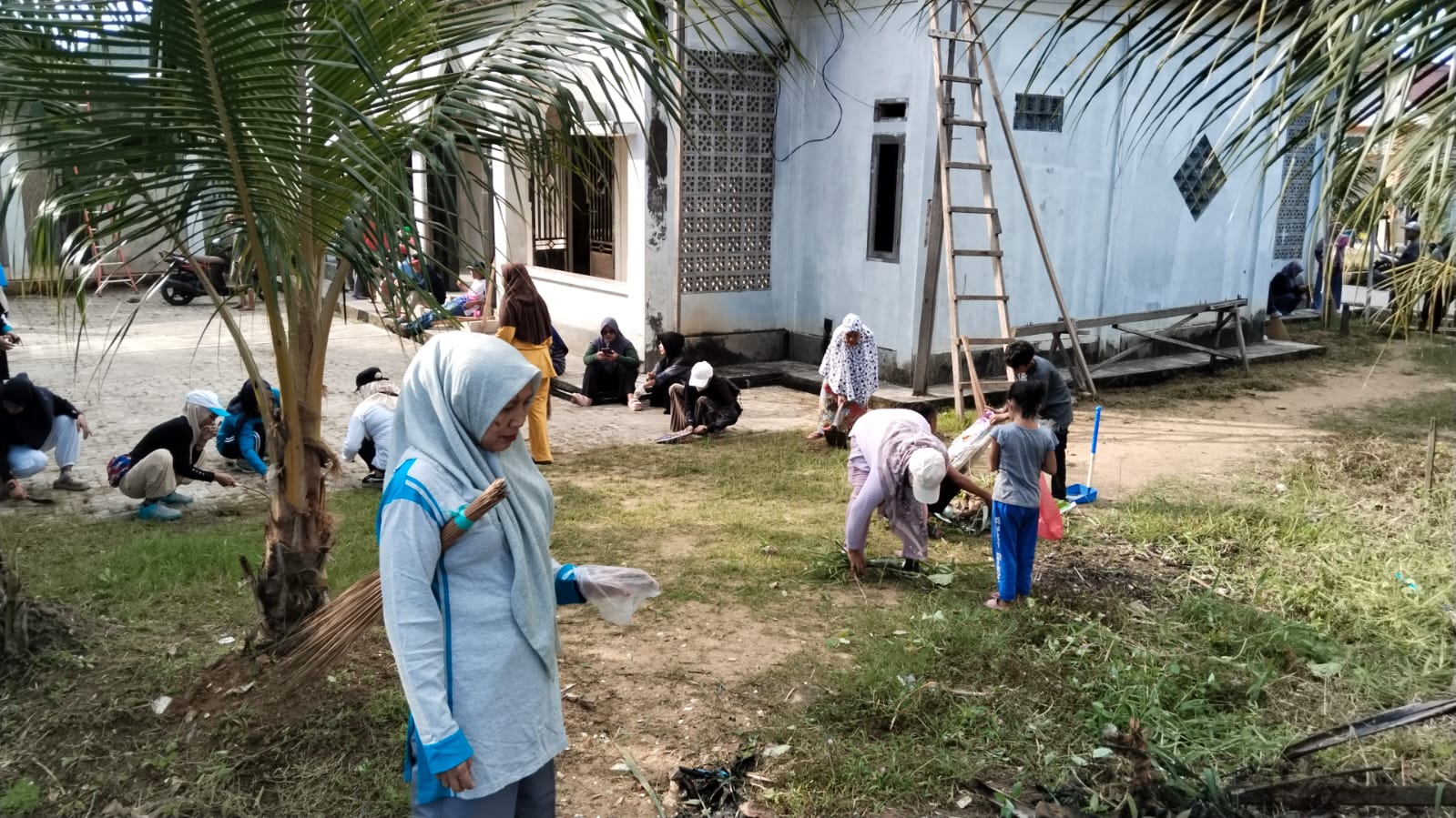 BERSIH LINGKUNGAN: Warga RT 2 Kelurahan Tanjung Laut Indah saat kerja bakti pada akhir pekan lalu. (FOTO ADIEL KUNDHARA/KP)