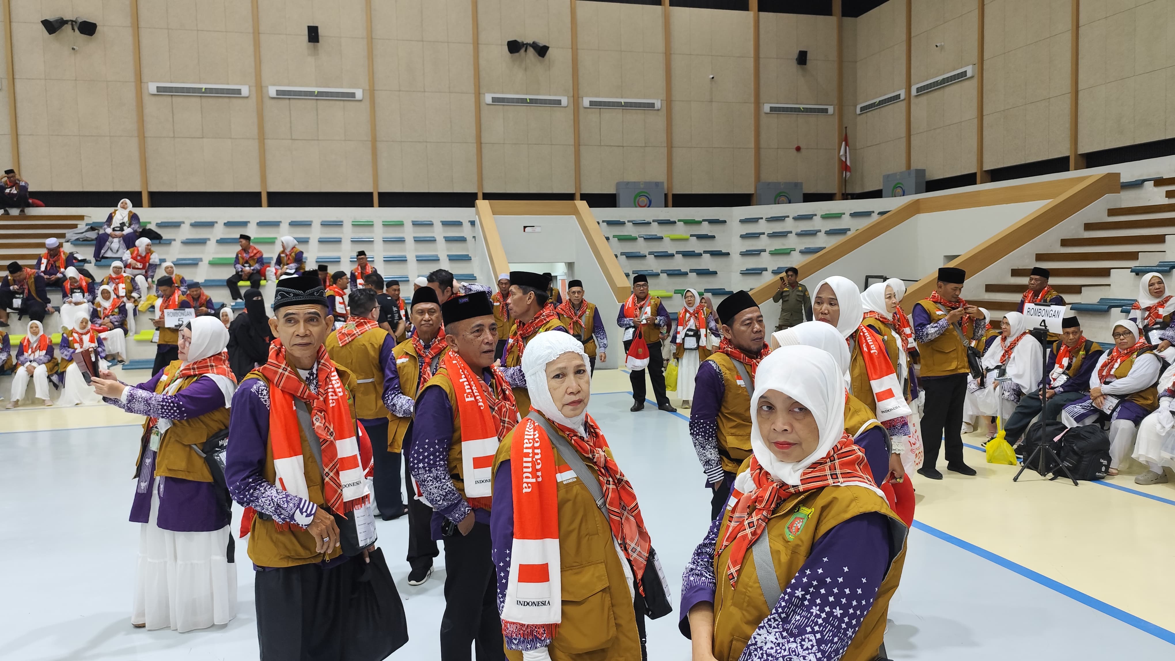 MENUJU BALIKPAPAN: Calhaj Samarinda yang tergabung dalam Kloter 2 Embarkasi Balikpapan bersiap menuju bus di GOR Segiri, Selasa (6/5). (FOTO DENNY SAPUTRA/KP)