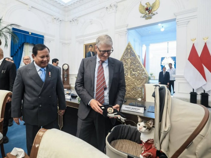 Bill Gates memberikan hadiah spesial ke Bobby Kertanegara.