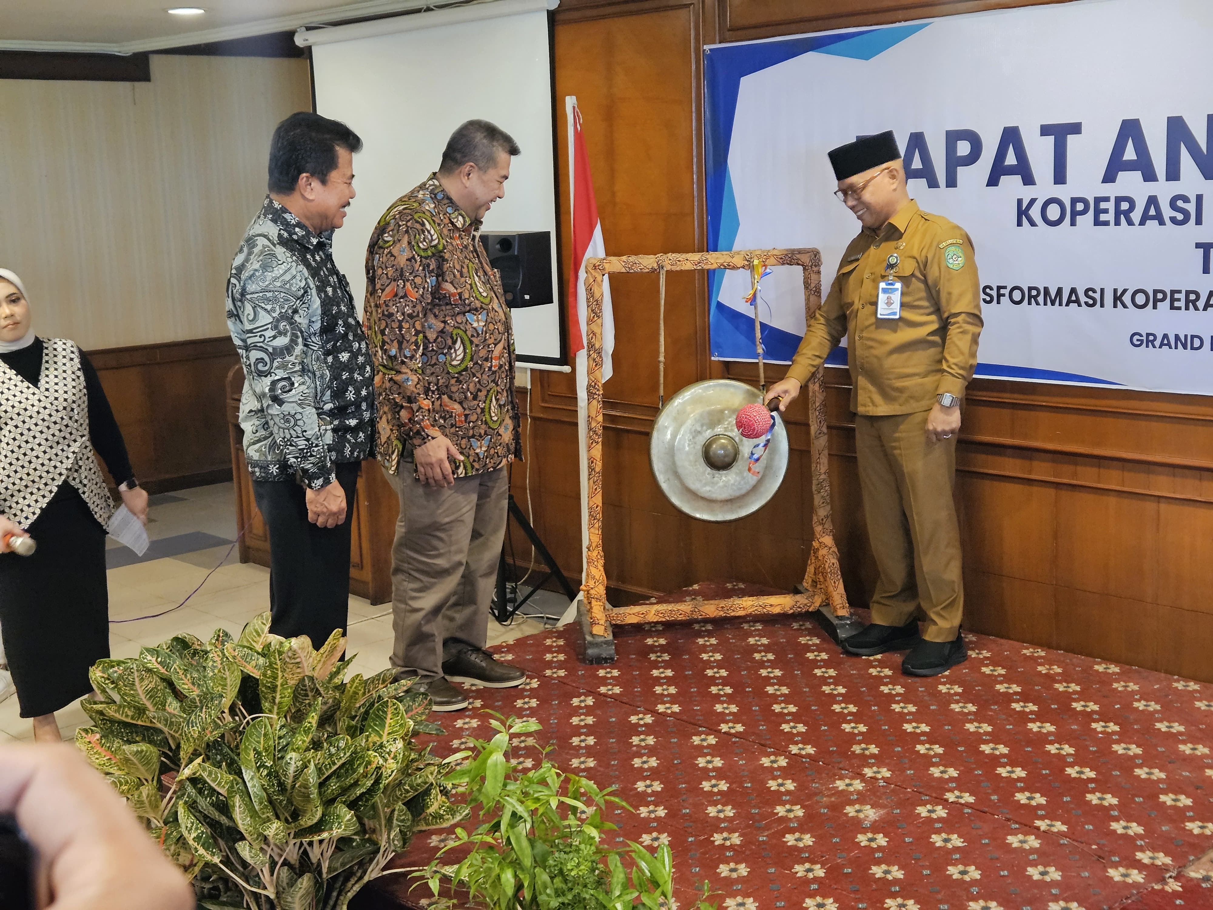 DUKUNGAN: Plt Kepala Dinas Koperasi dan UKM Kukar, Thaufiq Zulfian Noor, memukul gong sebagai tanda dibukanya Rapat RAT Koperasi TKBM Karya Sejahtera Tahun Buku 2024.