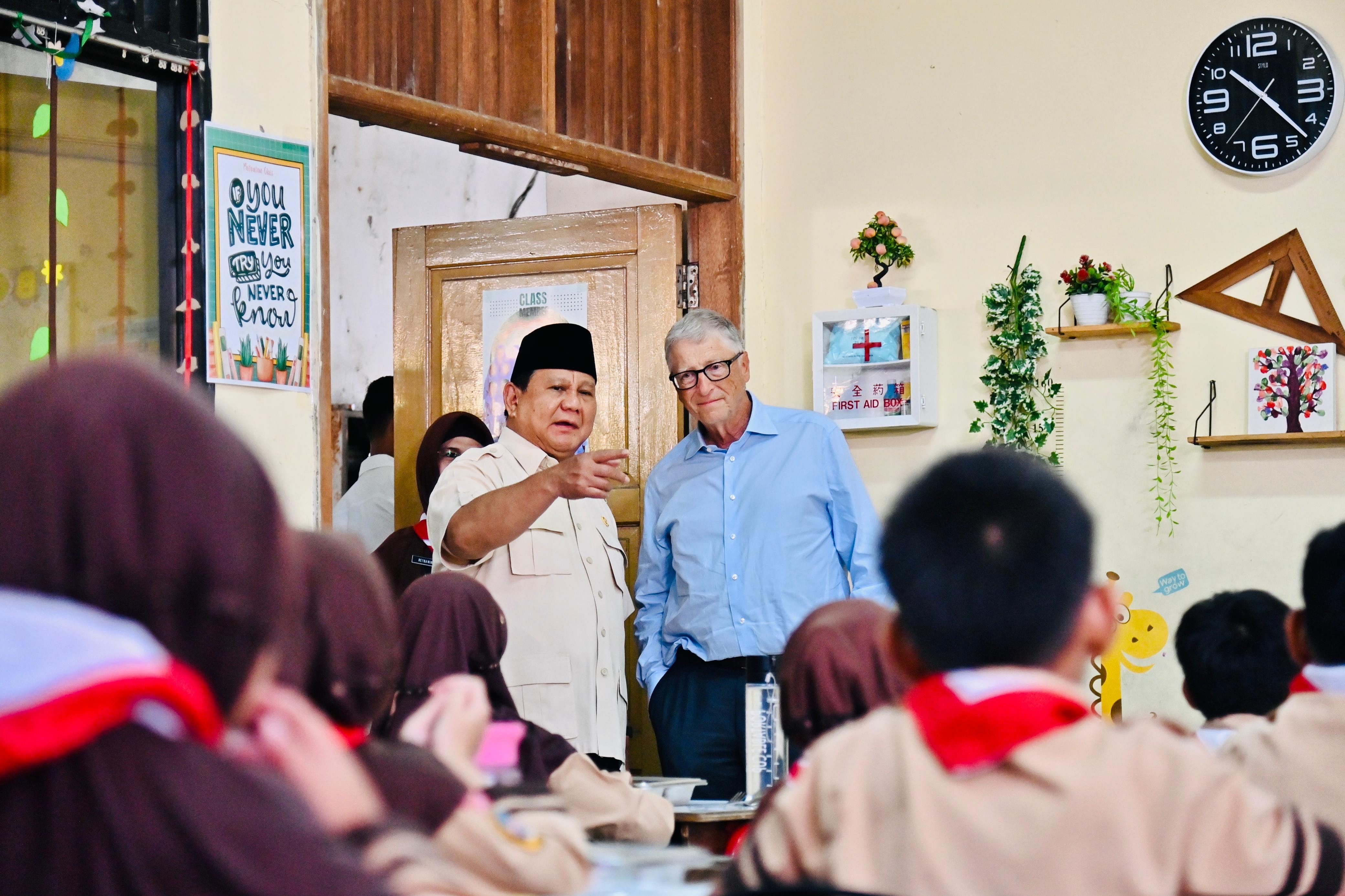 Presiden RI Prabowo Subianto dan Bill Gates saat meninjau MBG di SDN Jati 03.