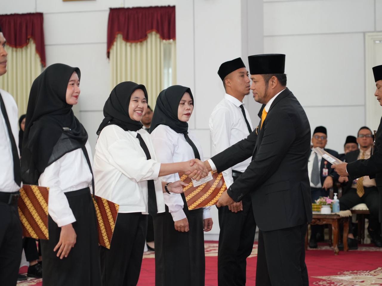 KOMITMEN: Gubernur Rudy Mas&rsquo;ud menyerahkan SK pengangkatan PPPK di lingkup Pemprov Kaltim, Rabu (7/5).