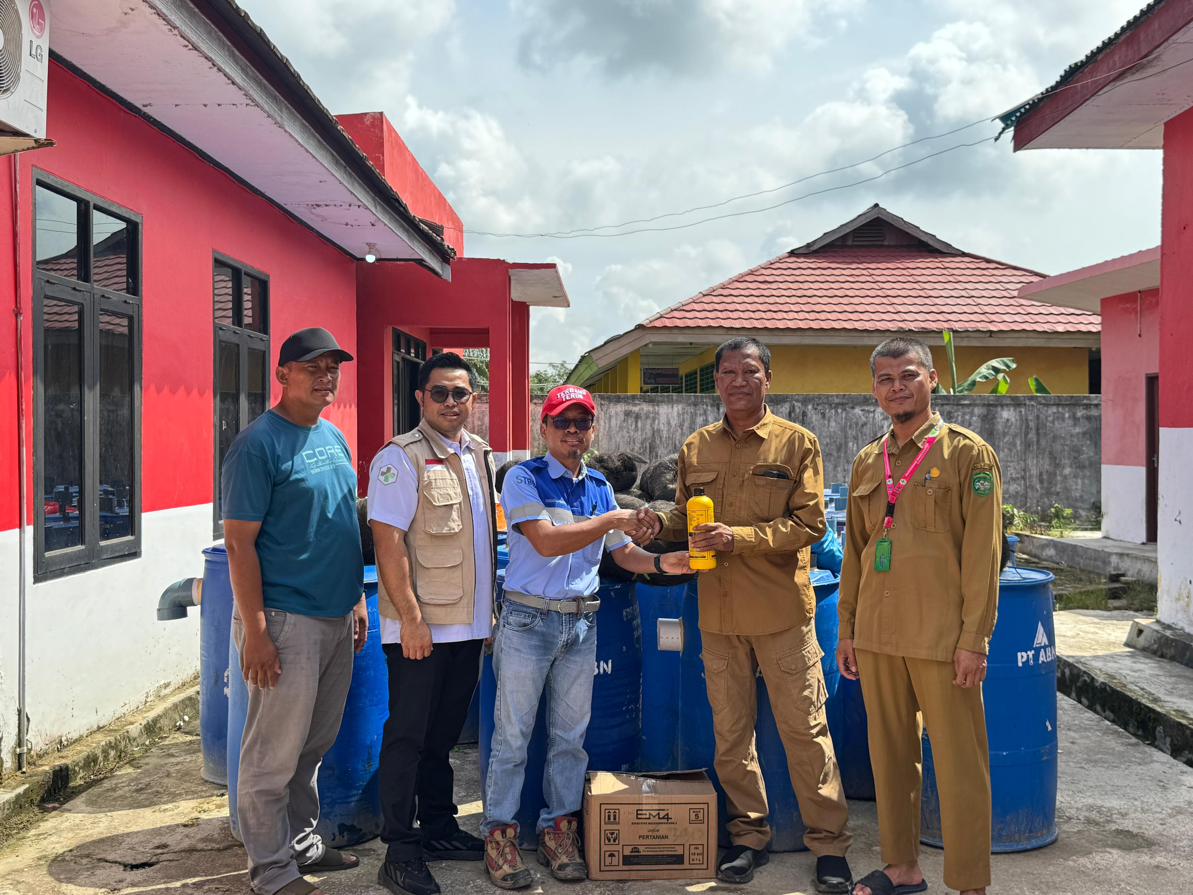 Serah terima saung pesisir dari PT.ABN ke lurah pendingin